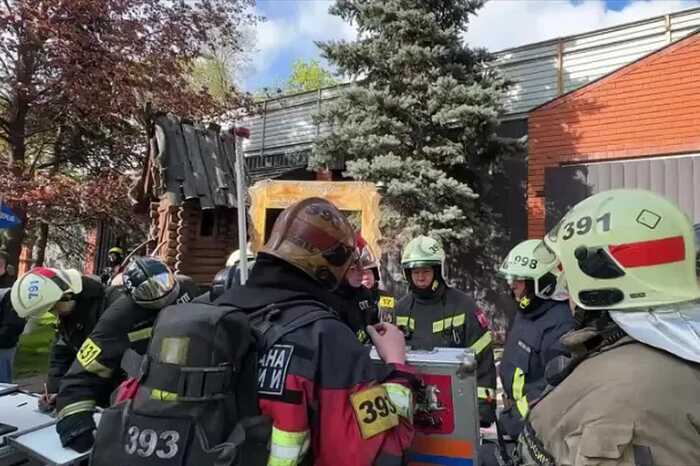 В столице пожар в банном комплексе тушили с привлечением пожарного поезда и вертолётов
